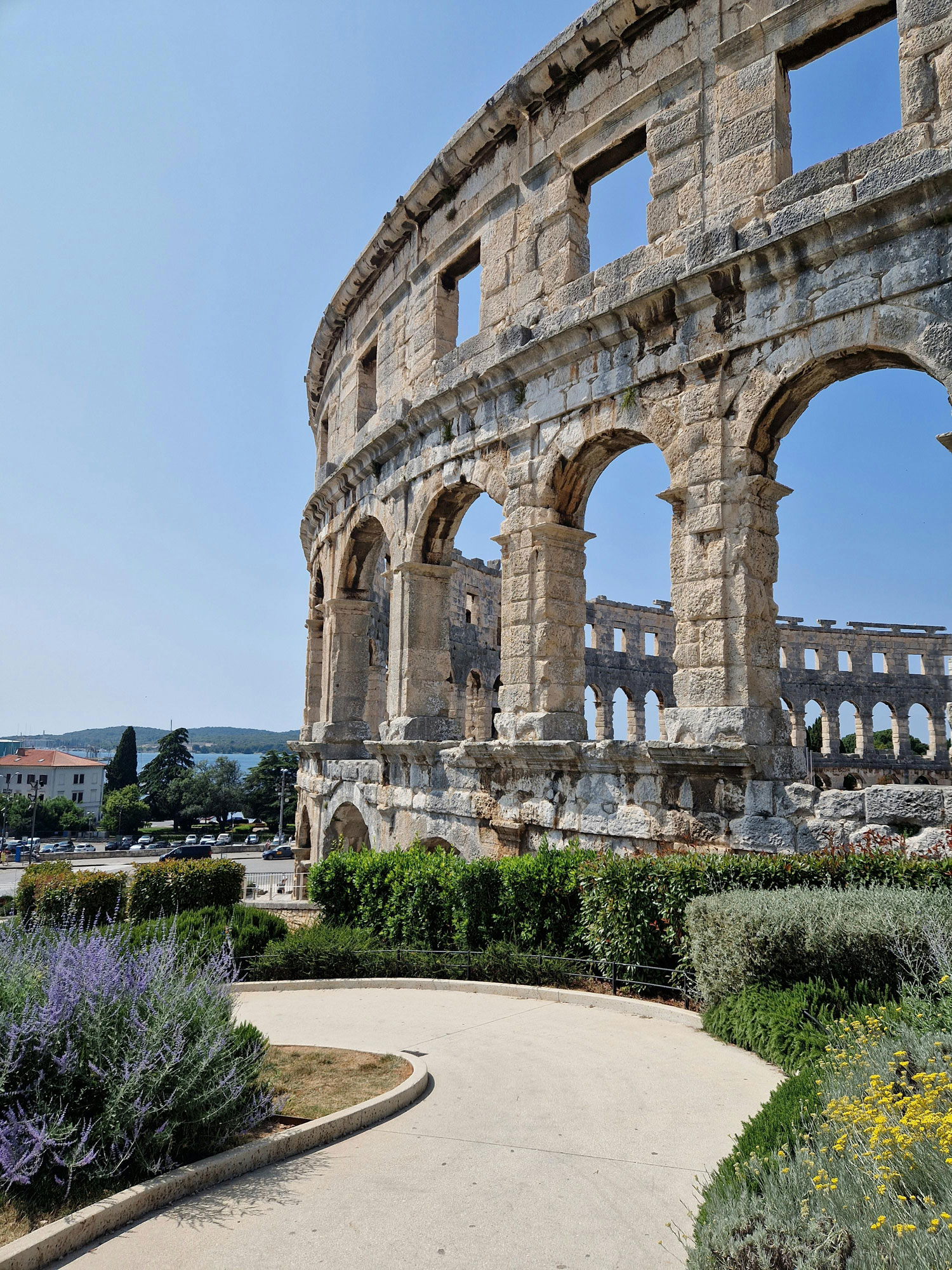 Am 11. April 2026 fällt in Pula der Startschuss – in der malerischen Küstenstadt mit ihrem weltberühmten Amphitheater und der unvergleichlichen Weite der Adria. Hier, wo Geschichte und Meer aufeinandertreffen, beginnt nicht nur die Sommersaison, sondern auch eine Bewegung, die verbindet.